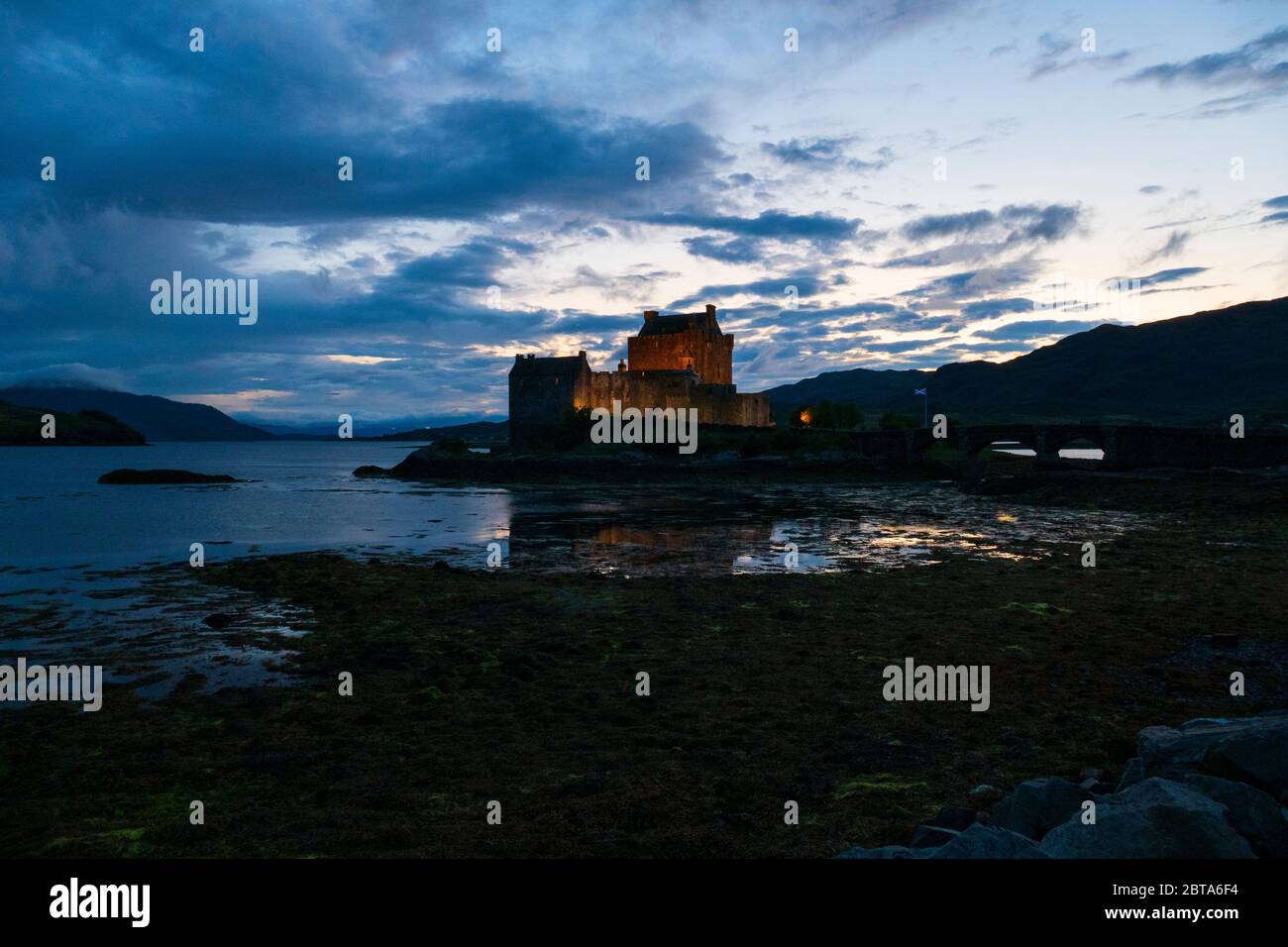 Eilean Donan Castle, schottische Burg in den Highlands von Schottland, beleuchtet bei Nacht Foto Stock