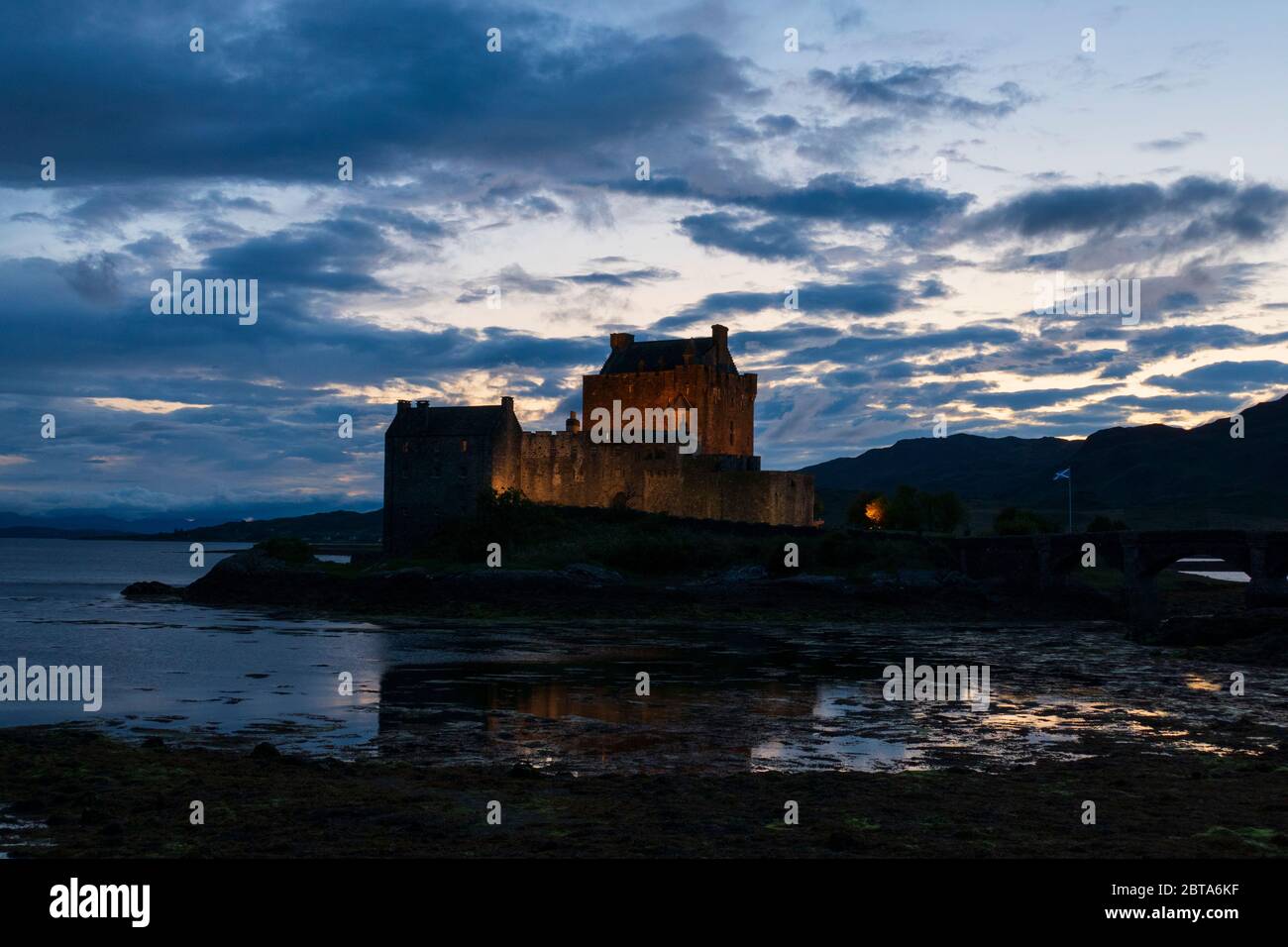 Eilean Donan Castle, schottische Burg in den Highlands von Schottland, beleuchtet bei Nacht Foto Stock