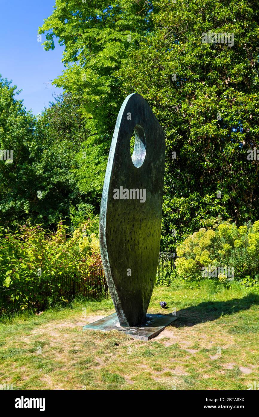 Scultura "a forma unica" dell'artista inglese Barbara Hepworth a Battersea Park, Wandsworth, Londra, Regno Unito Foto Stock