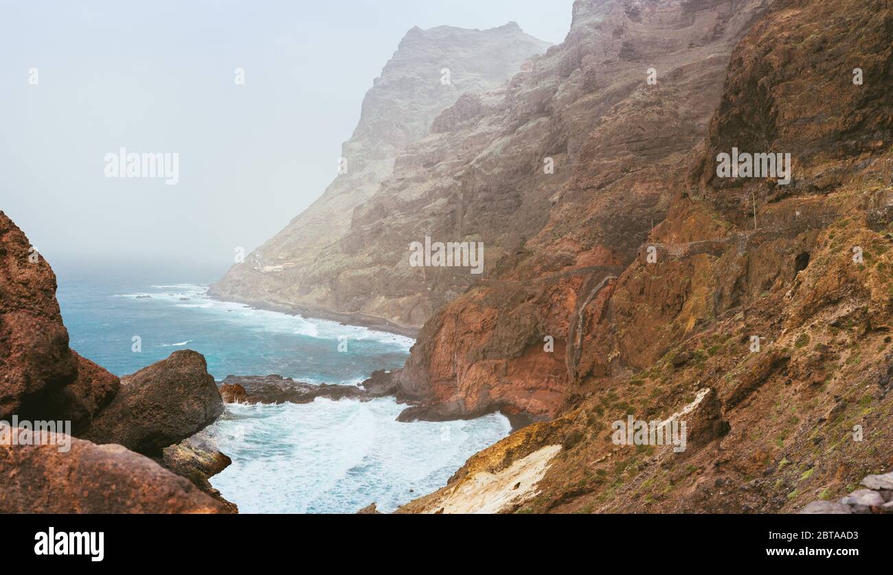 Santo Antao. Capo Verde. Splendido paesaggio della costa. Ripide scogliere nere si stese in avanti, enormi onde che si infrangono contro ripide coste rocciose Foto Stock