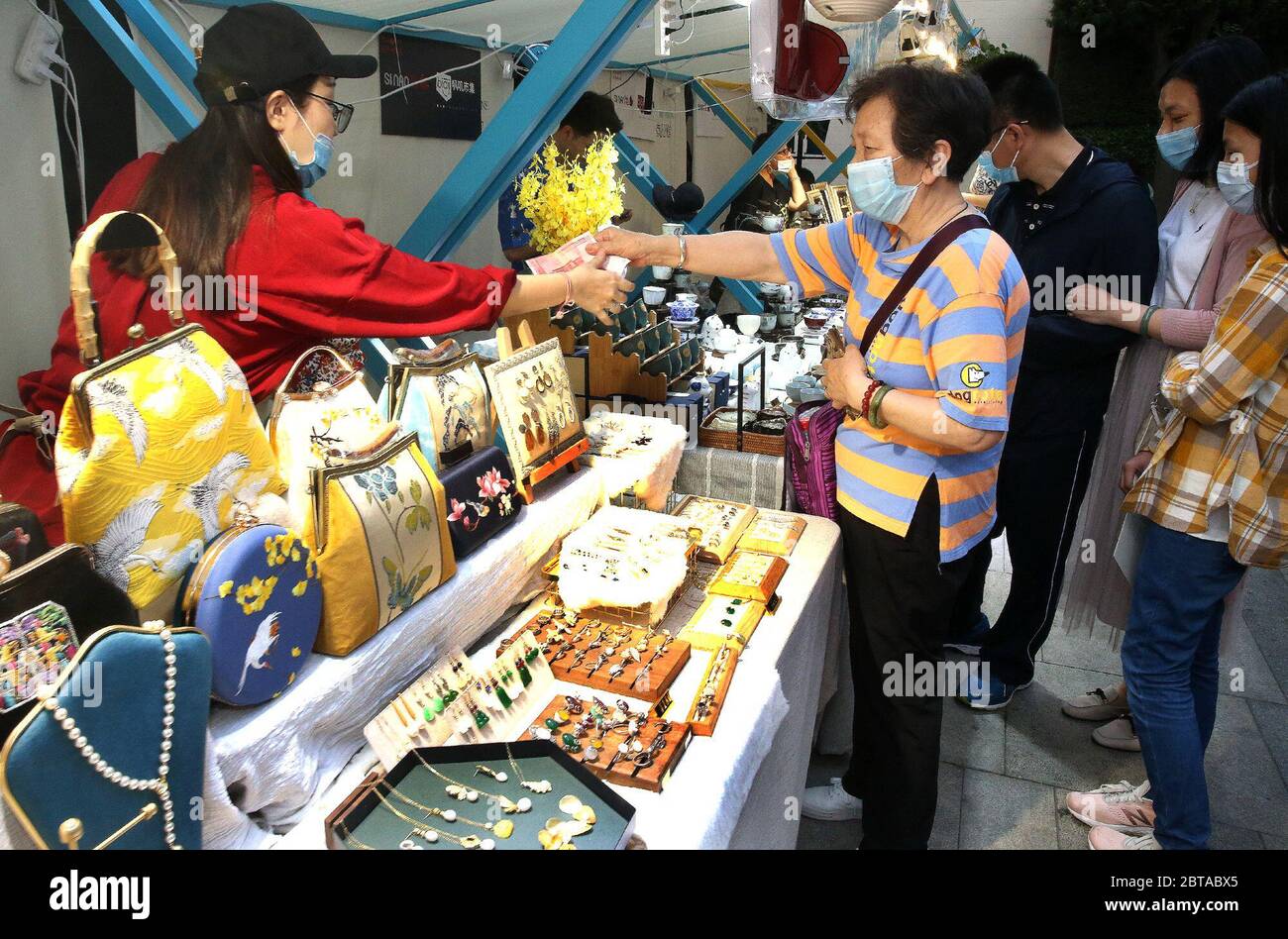 Shanghai, Cina. 24 maggio 2020. I turisti fanno acquisti in una fiera notturna delle residenze Sinan a Shanghai, Cina orientale, 24 maggio 2020. Una fiera notturna delle Mansion Sinan con bancarelle di cibo, museo all'aperto e mostre d'arte, ecc., aperto per stimolare l'economia notturna di Shanghai. Credit: Chen Fei/Xinhua/Alamy Live News Foto Stock