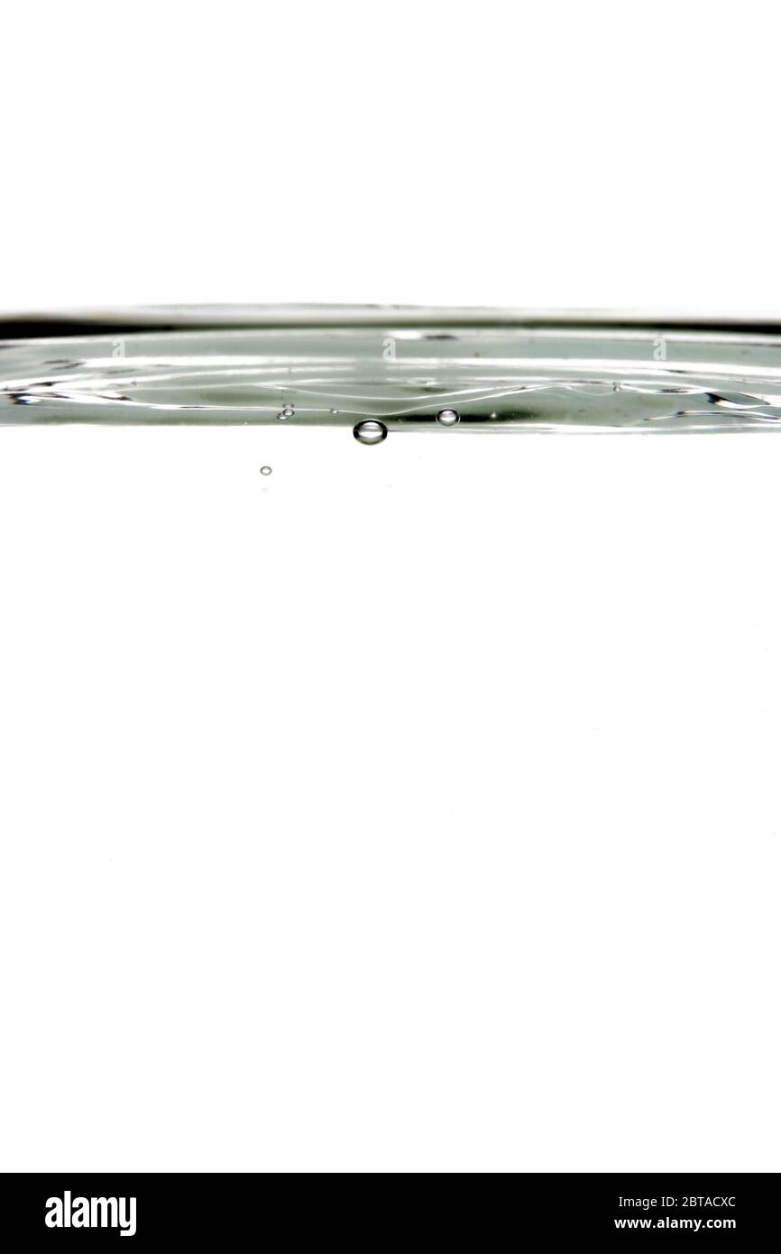 una fantastica fotografia di un tuffo di una goccia d'acqua Foto Stock