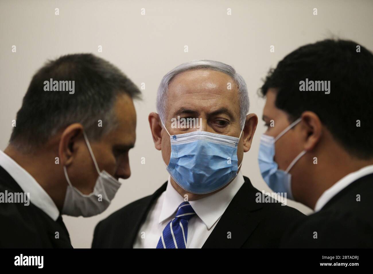 Gerusalemme, Israele. 24 maggio 2020. Il primo ministro israeliano Benjamin Netanyahu, indossando una maschera facciale, guarda il suo avvocato mentre si trova all'interno della stanza di corte mentre il suo processo di corruzione si apre alla corte distrettuale di Gerusalemme domenica 24 maggio 2020. Netanyahu attaccò il sistema giudiziario israeliano, diventando il primo primo ministro seduto a essere processato. Foto in piscina di Ronen Zvulun/UPI Credit: UPI/Alamy Live News Foto Stock