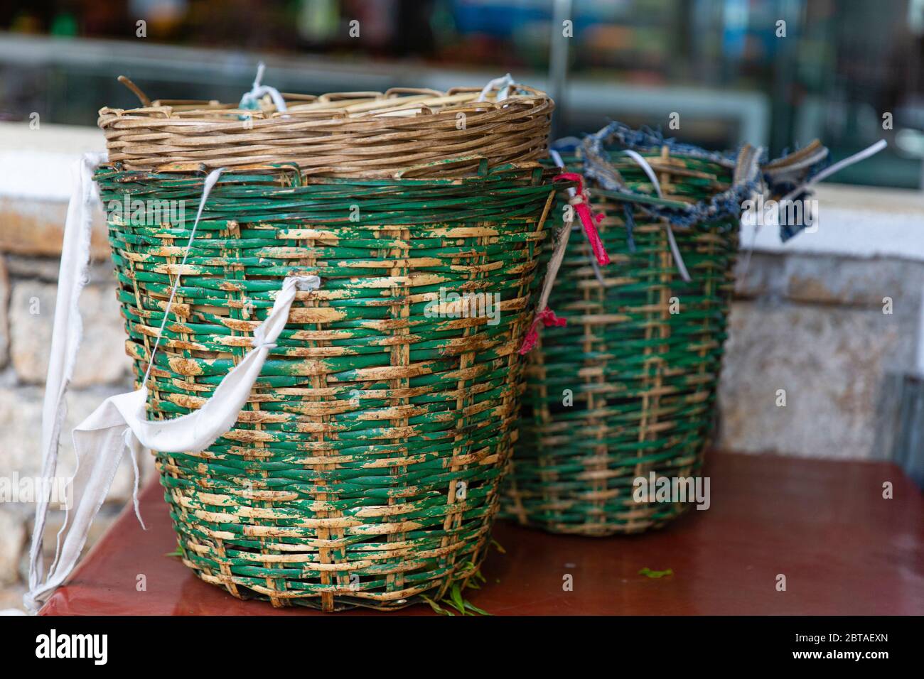 Produzione di tè in Sri Lanka. Introdotto dagli inglesi dopo il caffè fallito. Ora torna principalmente in mani private. Foto Stock