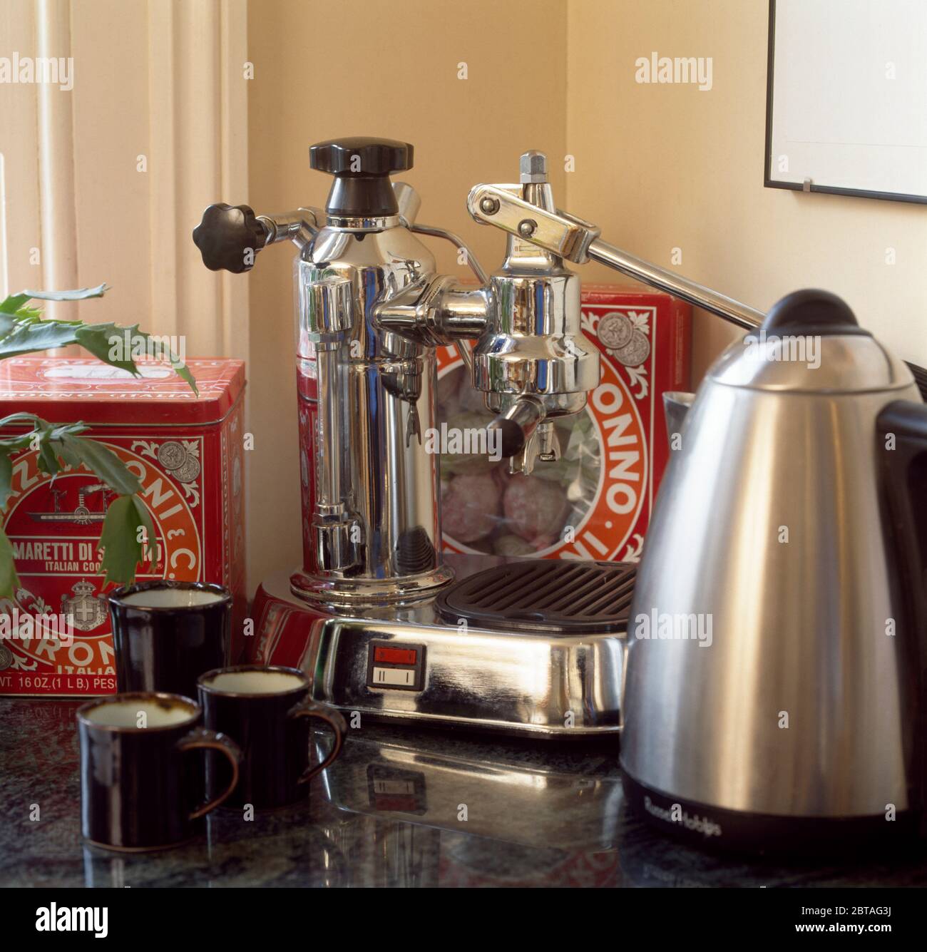 bollitore in acciaio inox e macchina per il caffè con tazze e barattoli  Foto stock - Alamy
