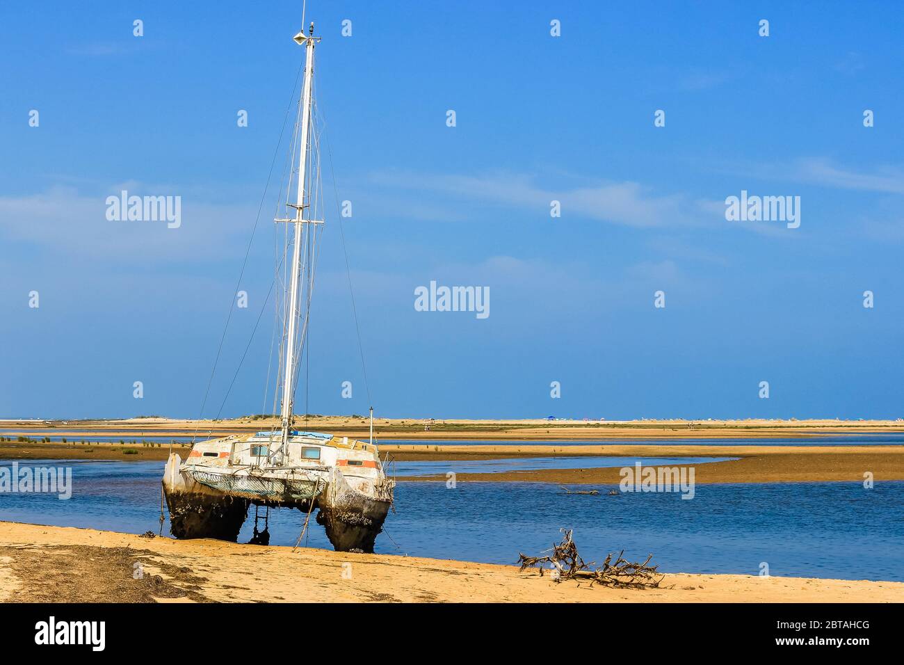 Abbandonare il catamarano a Ria Formosa - Algarve Foto Stock