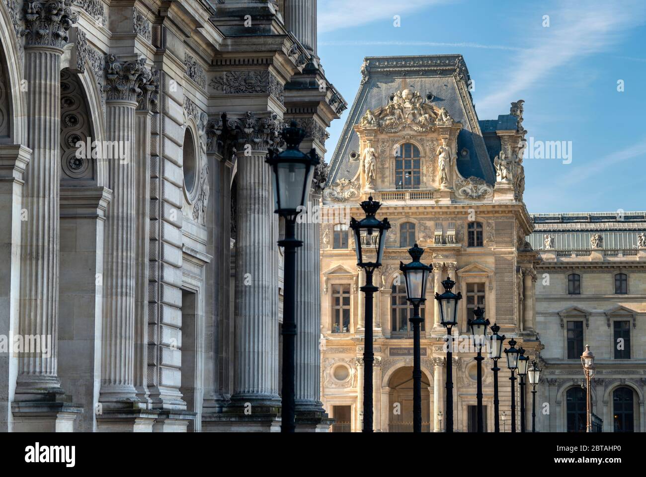 Vista mattutina del Museo del Louvre con luci di strada e cielo blu a Parigi, Francia. Foto Stock