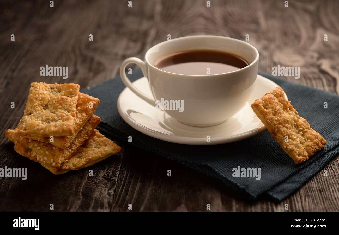 Diversi biscotti e una tazza di tè su un tavolo di legno. Foto Stock