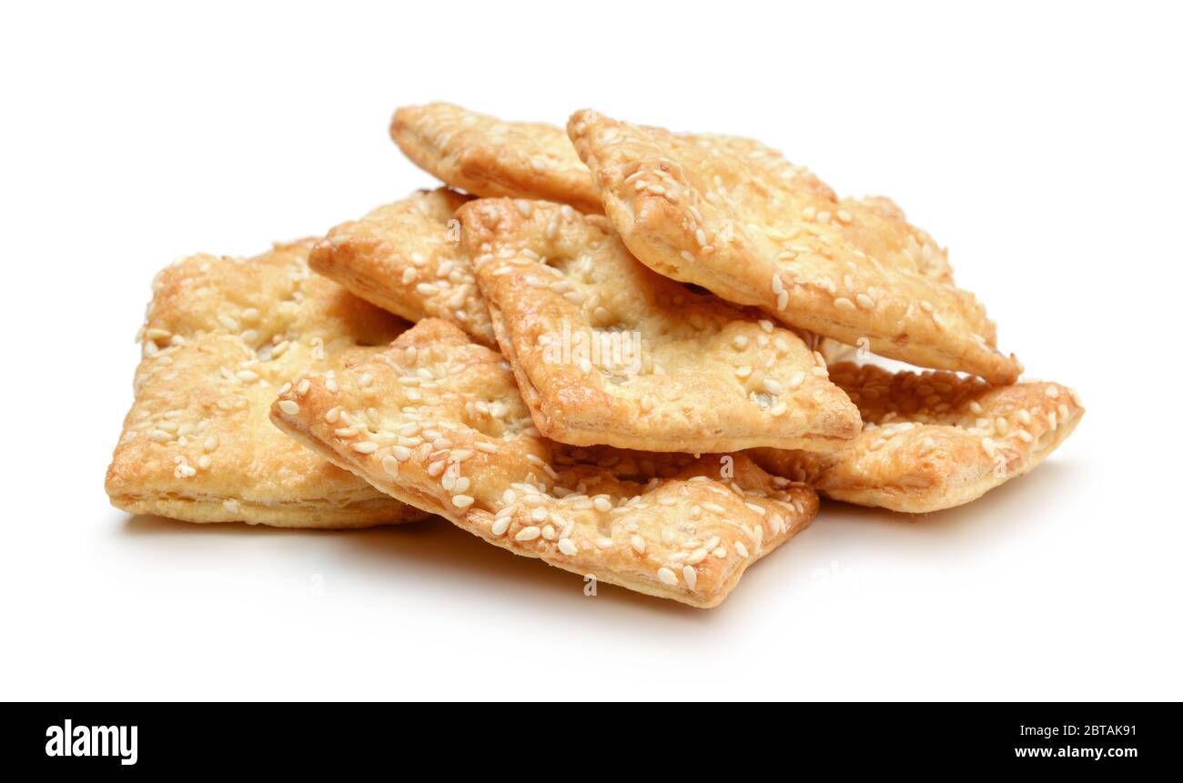 Pila di biscotti con semi di sesamo isolati su sfondo bianco. Foto Stock