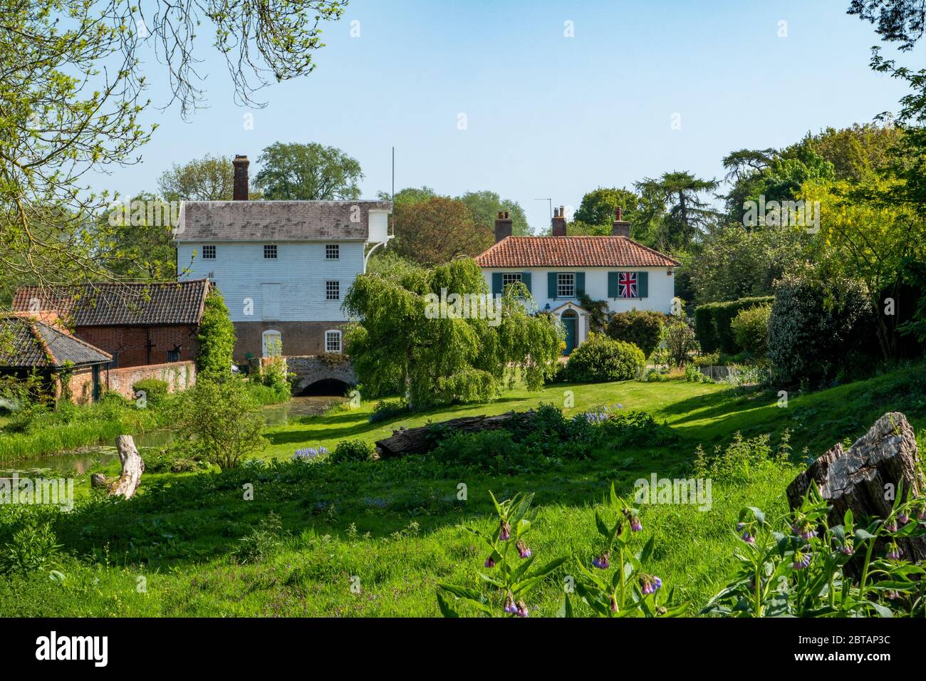 Il mulino ad acqua Hoxne fu costruito nel 1846 per sostituire l'edificio precedente del 1749, che a sua volta sostituì un edificio precedente nello stesso sito. Fonte: Norfol Foto Stock