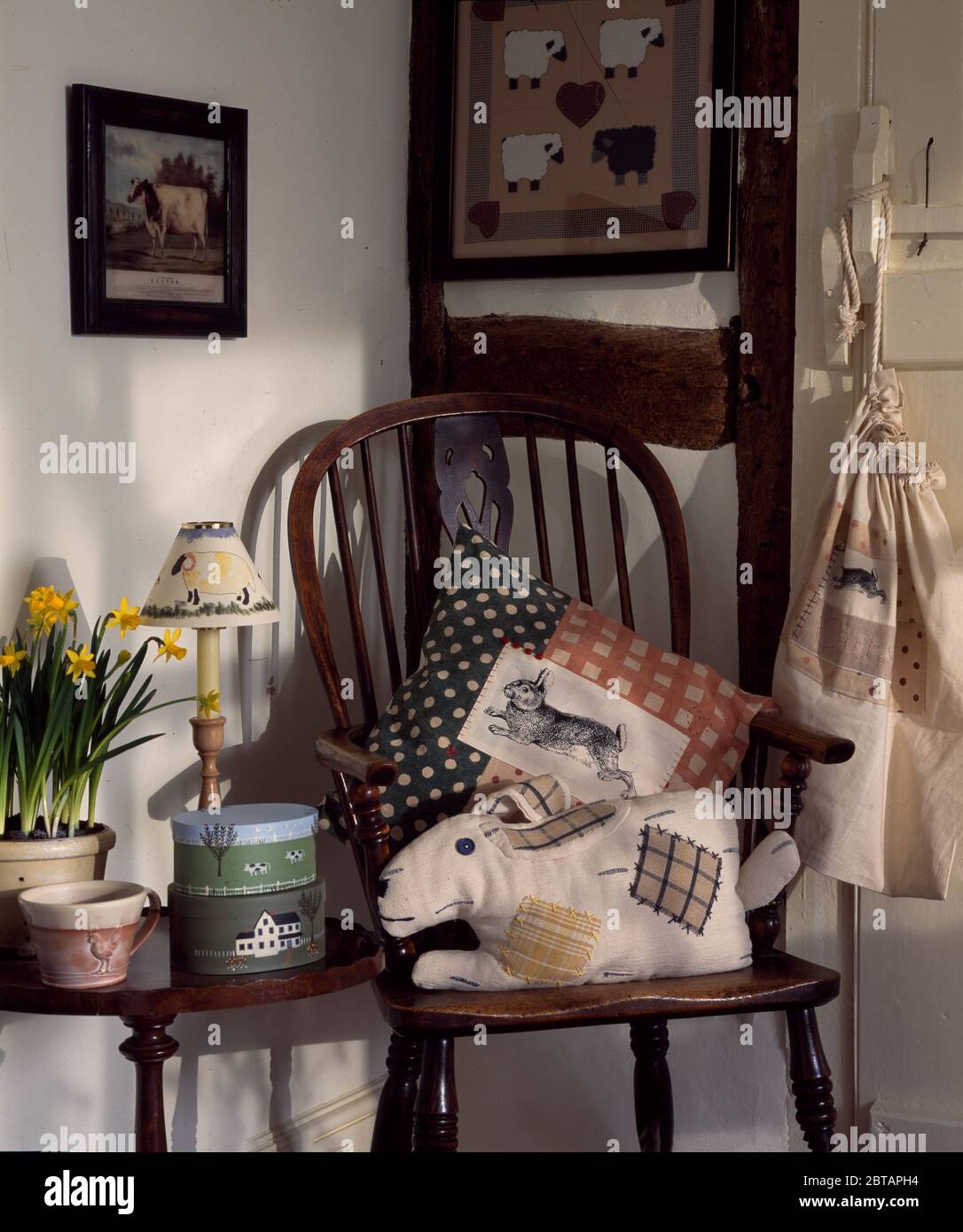 Cuscini a tema animale su sedia Windsor vintage Foto Stock