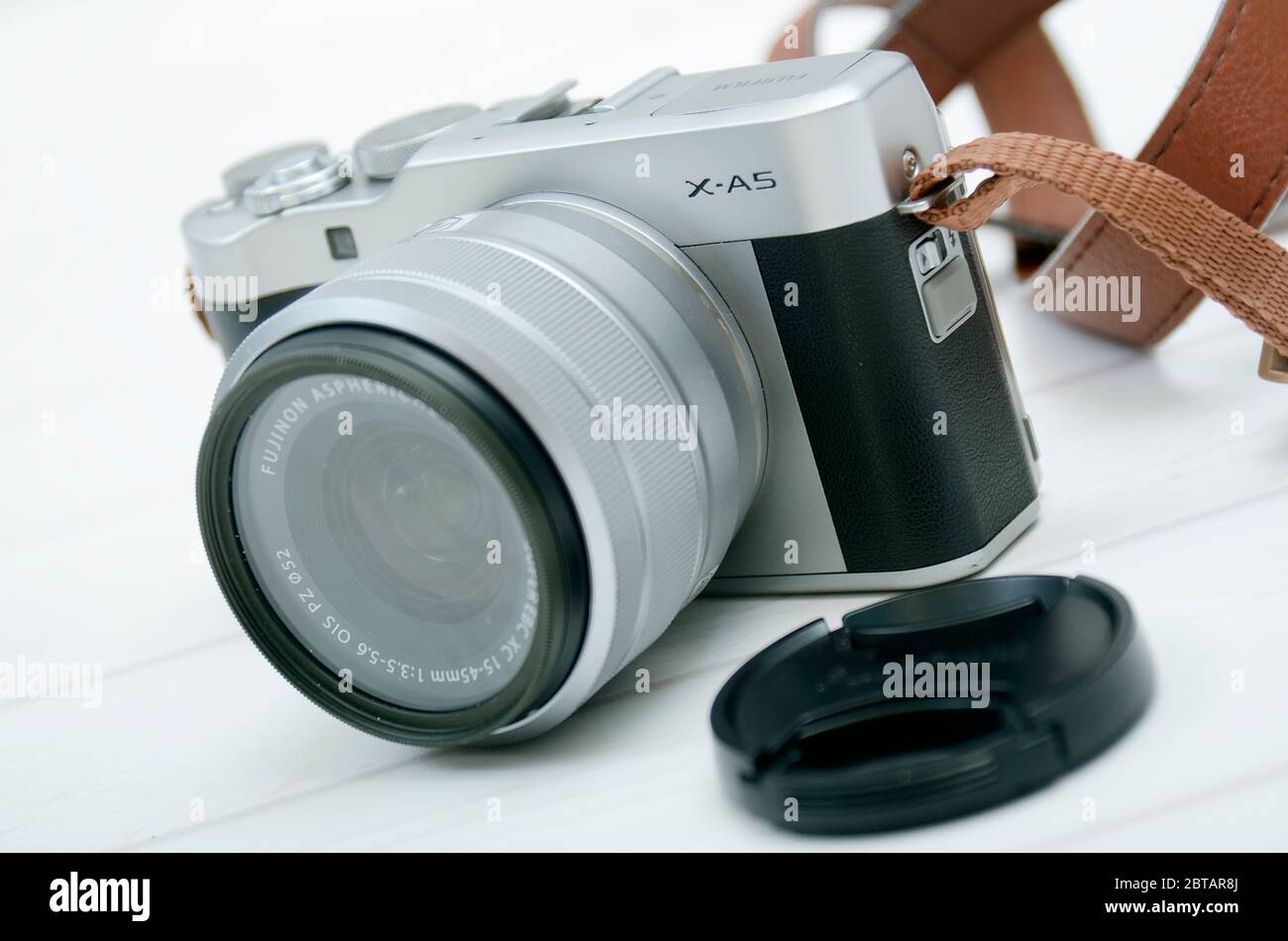 Basso livello di ingresso, Mirrorless 24 megapixel fotocamera fujifilm X-A5, mirrorless è una generazione di fotocamera digitale utilizzando mirino elettronico, con prisma out Foto Stock
