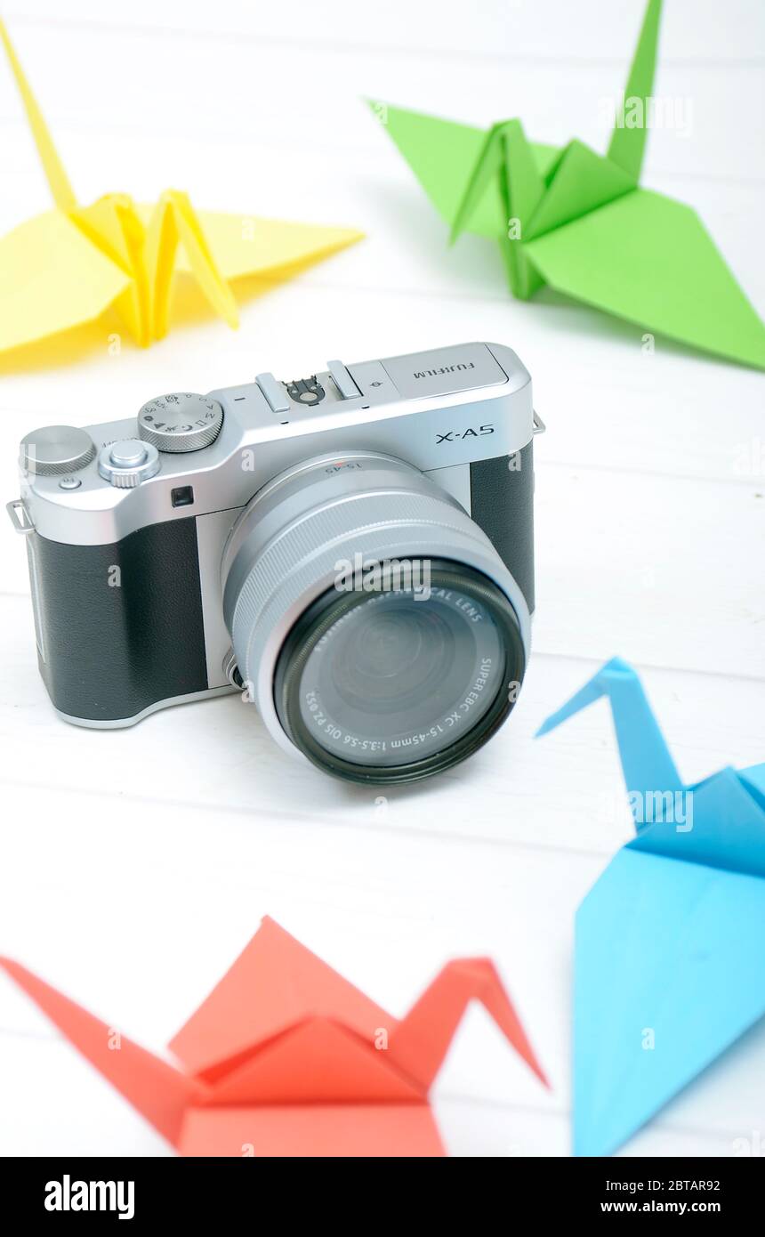 Basso livello di ingresso, Mirrorless 24 megapixel fotocamera fujifilm X-A5, mirrorless è una generazione di fotocamera digitale utilizzando mirino elettronico, con prisma out Foto Stock