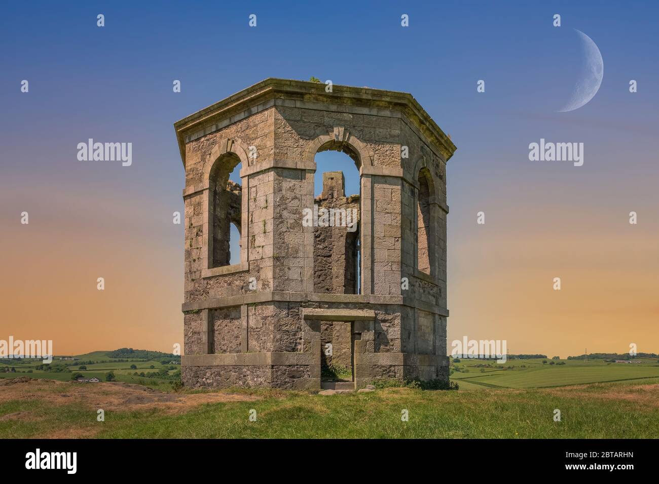 Sulla collina Kenmuir sorge tra le antiche rovine del castello Semple tempio che overloks il Renfrewshire Valley in Scozia. Foto Stock