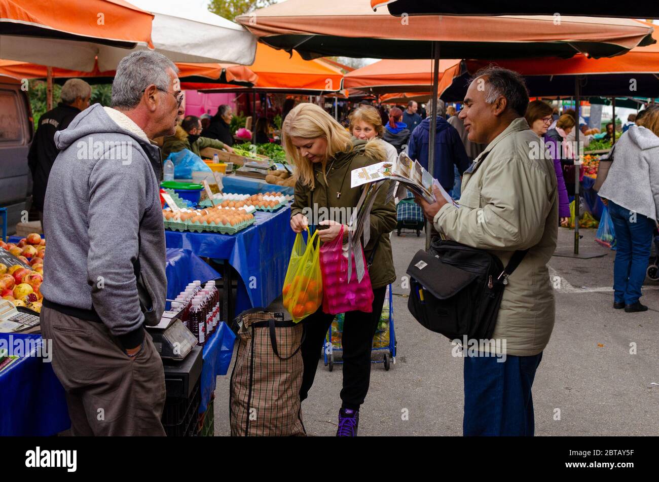 ATENE, GRECIA - 20 Feb 2020 - la gente acquista al mercato settimanale in Glyfada Atene Attica Grecia Foto Stock