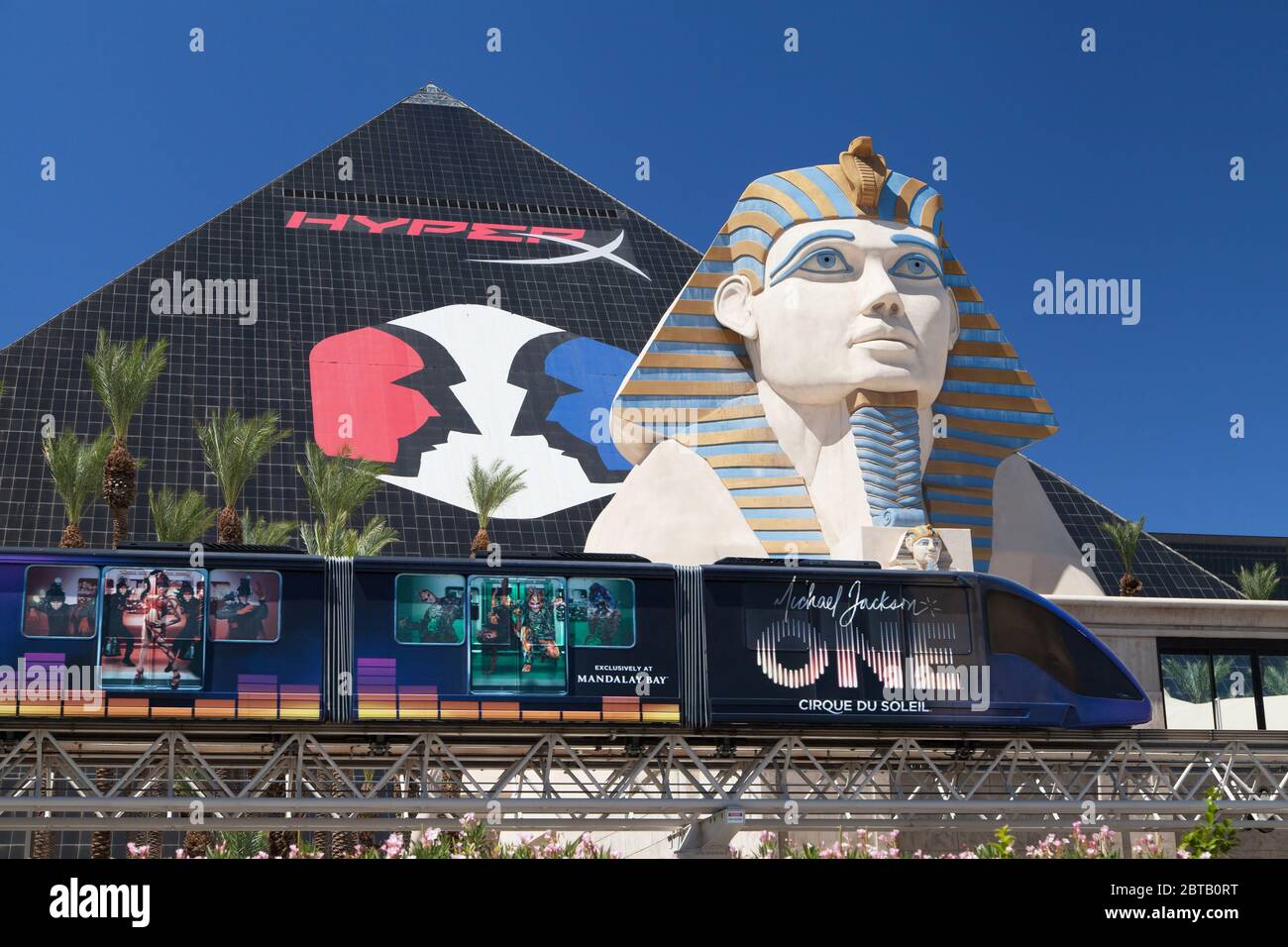 Las Vegas, Nevada - 30 agosto 2019: Tram Mandalay Bay passando di fronte al Luxor Hotel and Casino a Las Vegas, Nevada, Stati Uniti. Foto Stock