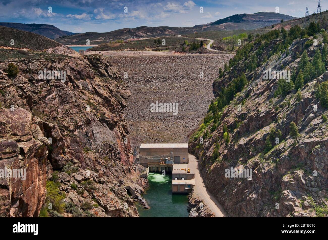 Blue Mesa Dam sul fiume Gunnison, una diga di riempimento di terra sulla West Elk Loop Scenic Byway, Curecanti National Recreation Area, Colorado, USA Foto Stock