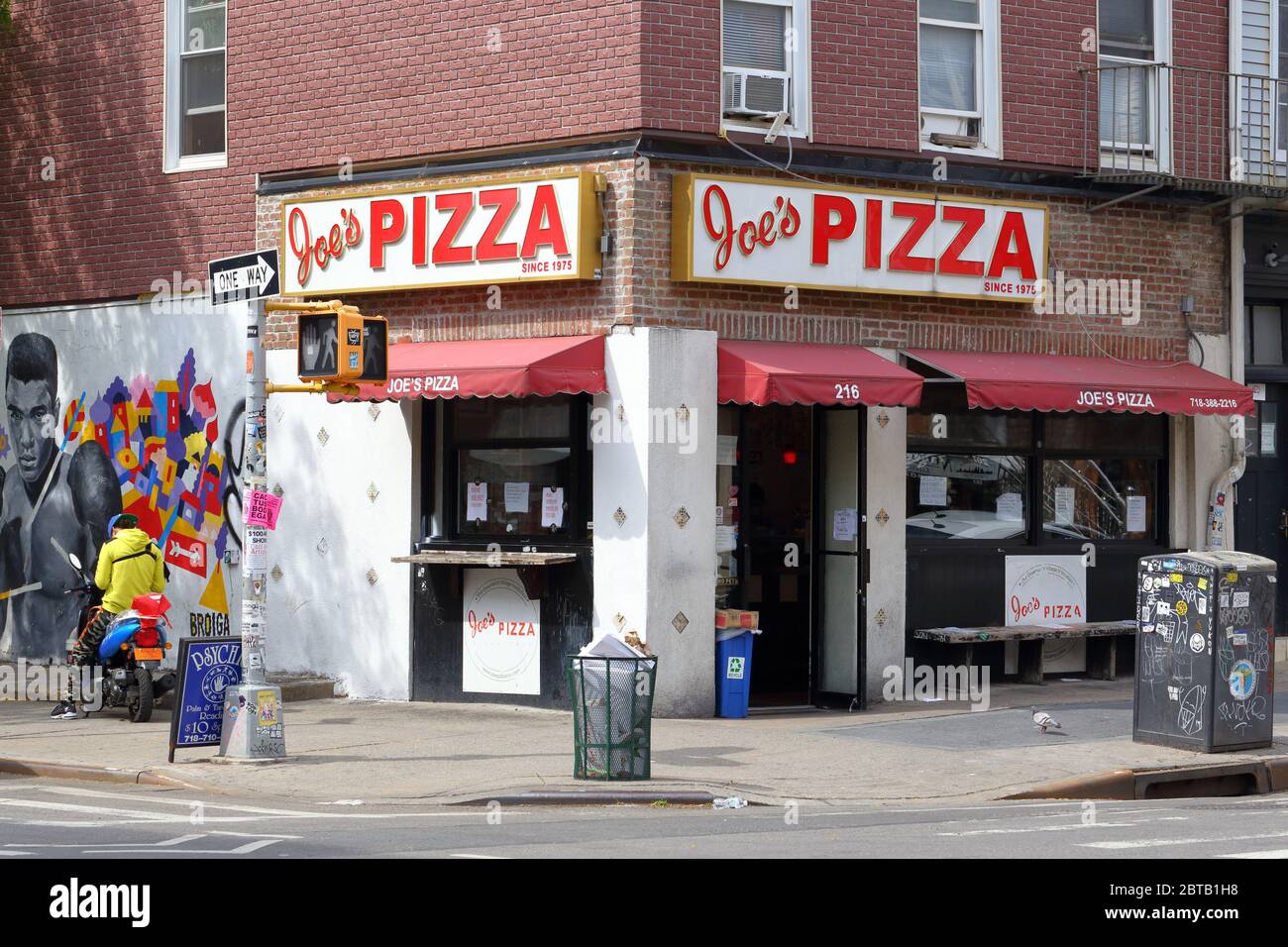 Joe's Pizza, 216 Bedford Avenue, Brooklyn, New York. Foto di fronte al negozio di New York di una filiale di una pizzeria Greenwich Village nel quartiere di Williamsburg Foto Stock
