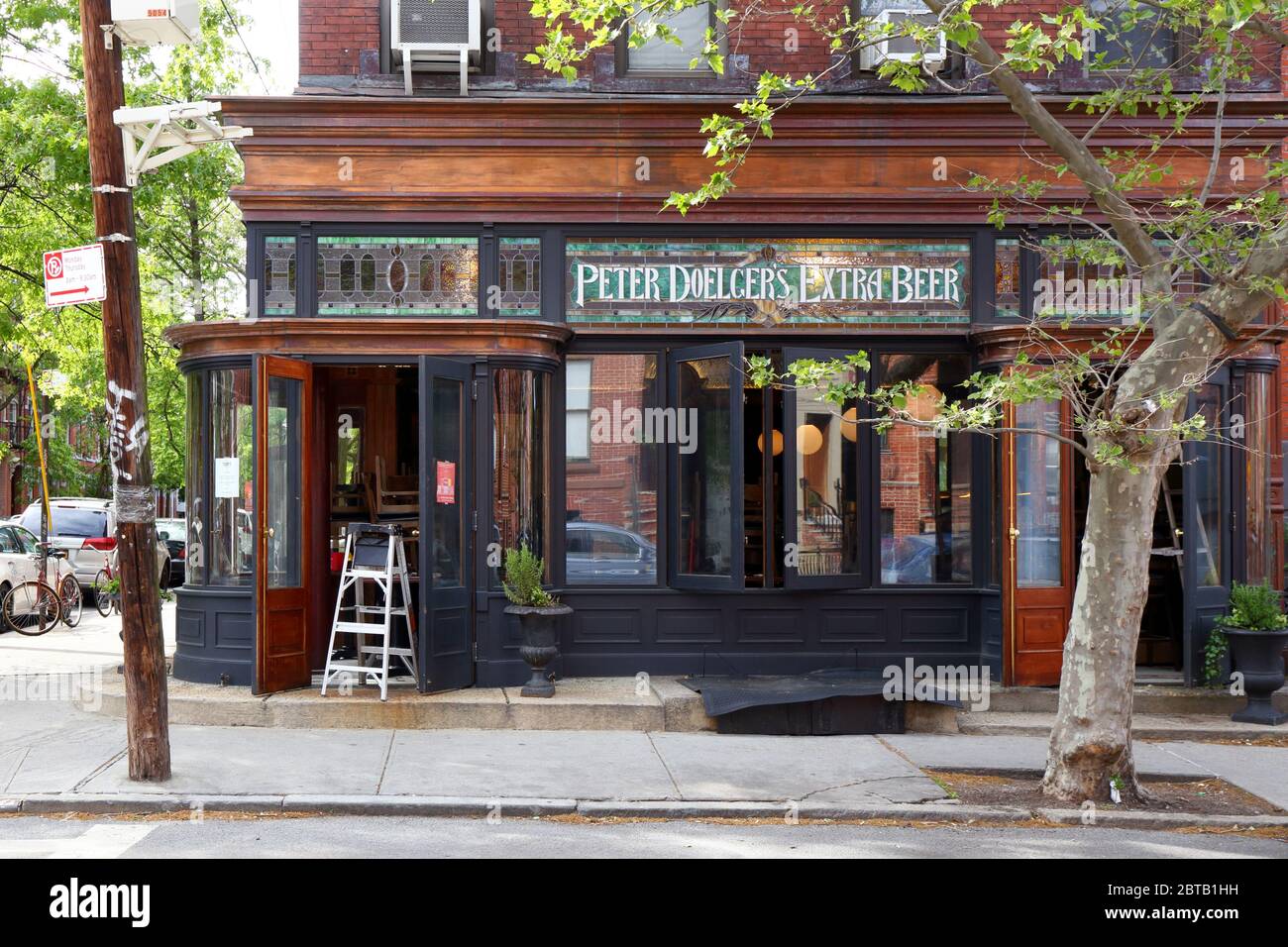 Teddy's Bar & Grill, 96 Berry Street, Brooklyn, New York Storefront foto di un bar e ristorante con uno storico Peter Doelcer Extra Beer vetrate Foto Stock