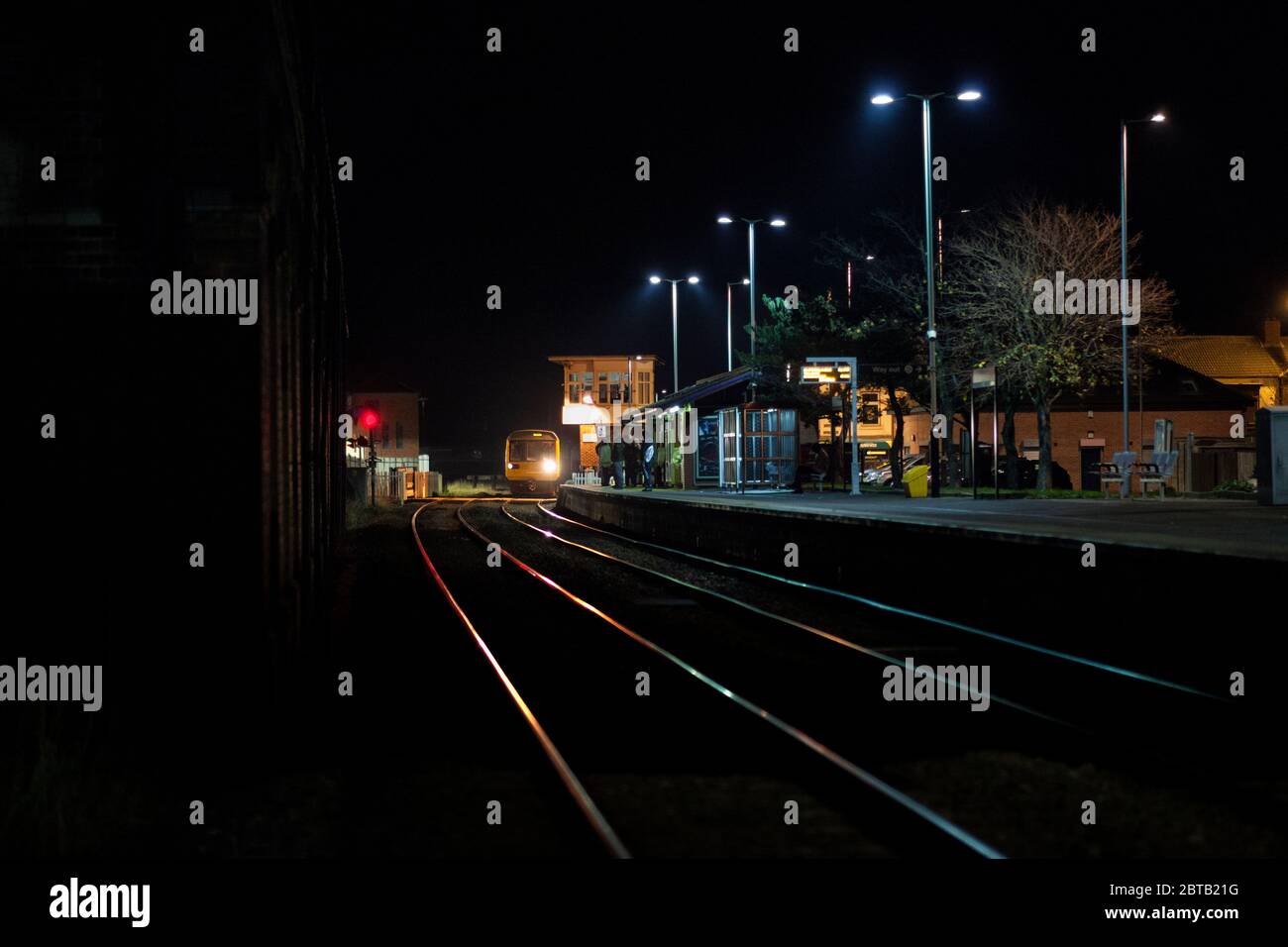 Treno per pacer classe 142 della Northern Rail che arriva alla stazione centrale di Redcar con il segnale di box Foto Stock