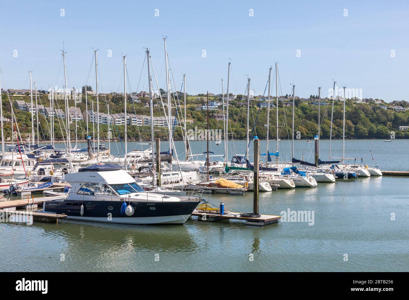 Kinsale, Cork, Irlanda. 24 maggio 2020. Vista sugli yacht e sulle imbarcazioni da diporto presso il porto turistico di Kinsale, Co. Cork, Irlanda. - credito; David Creedon / Foto Stock