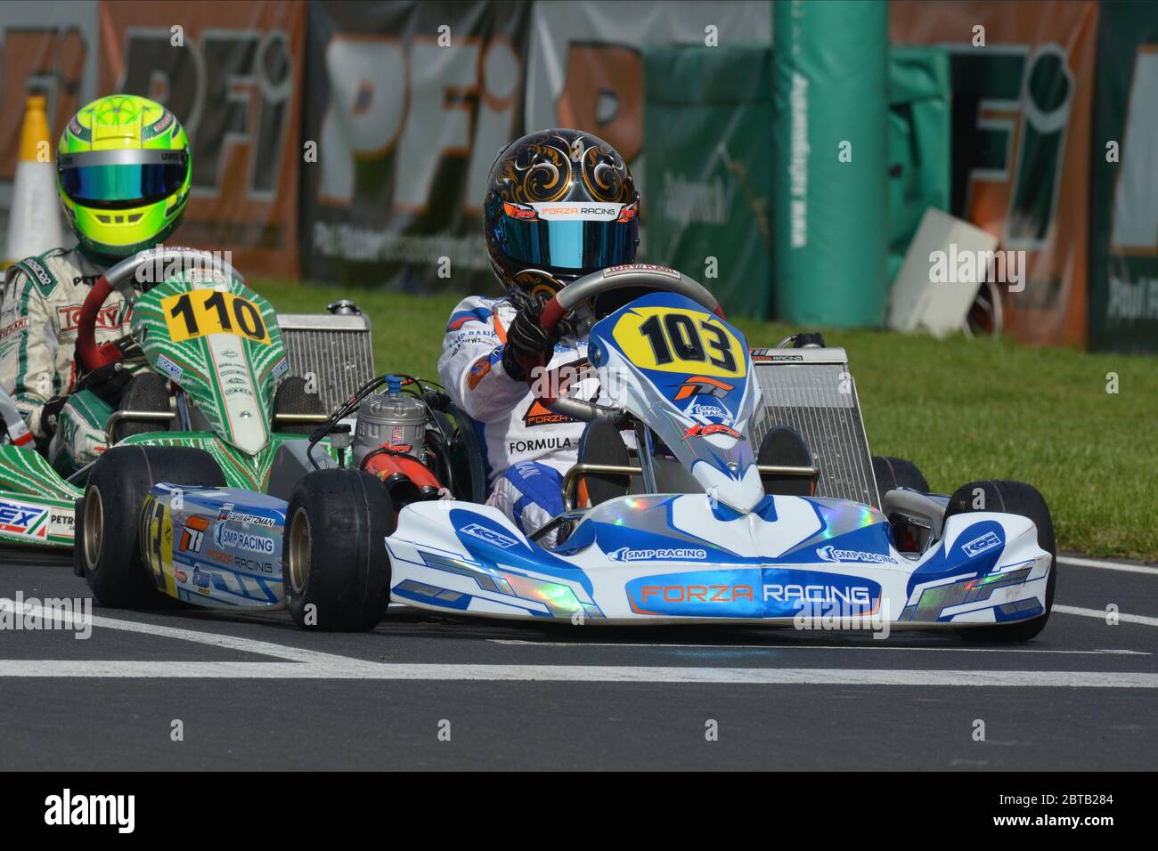 Robert Shwartzman karting carriera, visto qui schierarsi davanti a Mick Schumacher. Foto Stock