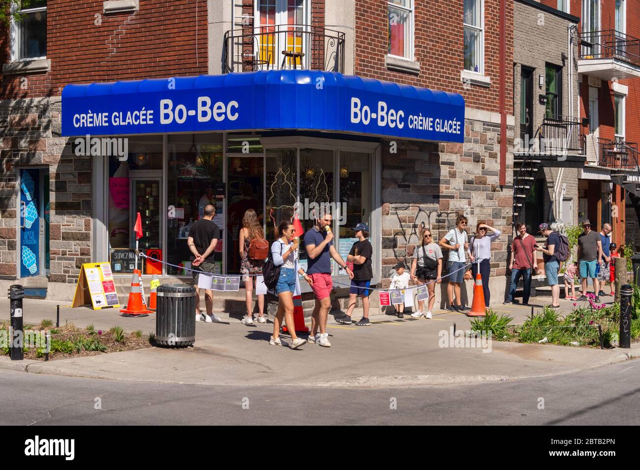 Montreal, CA - 23 maggio 2020: Persone in linea per acquistare gelati durante la pandemia di Coronavirus in via Laurier Foto Stock