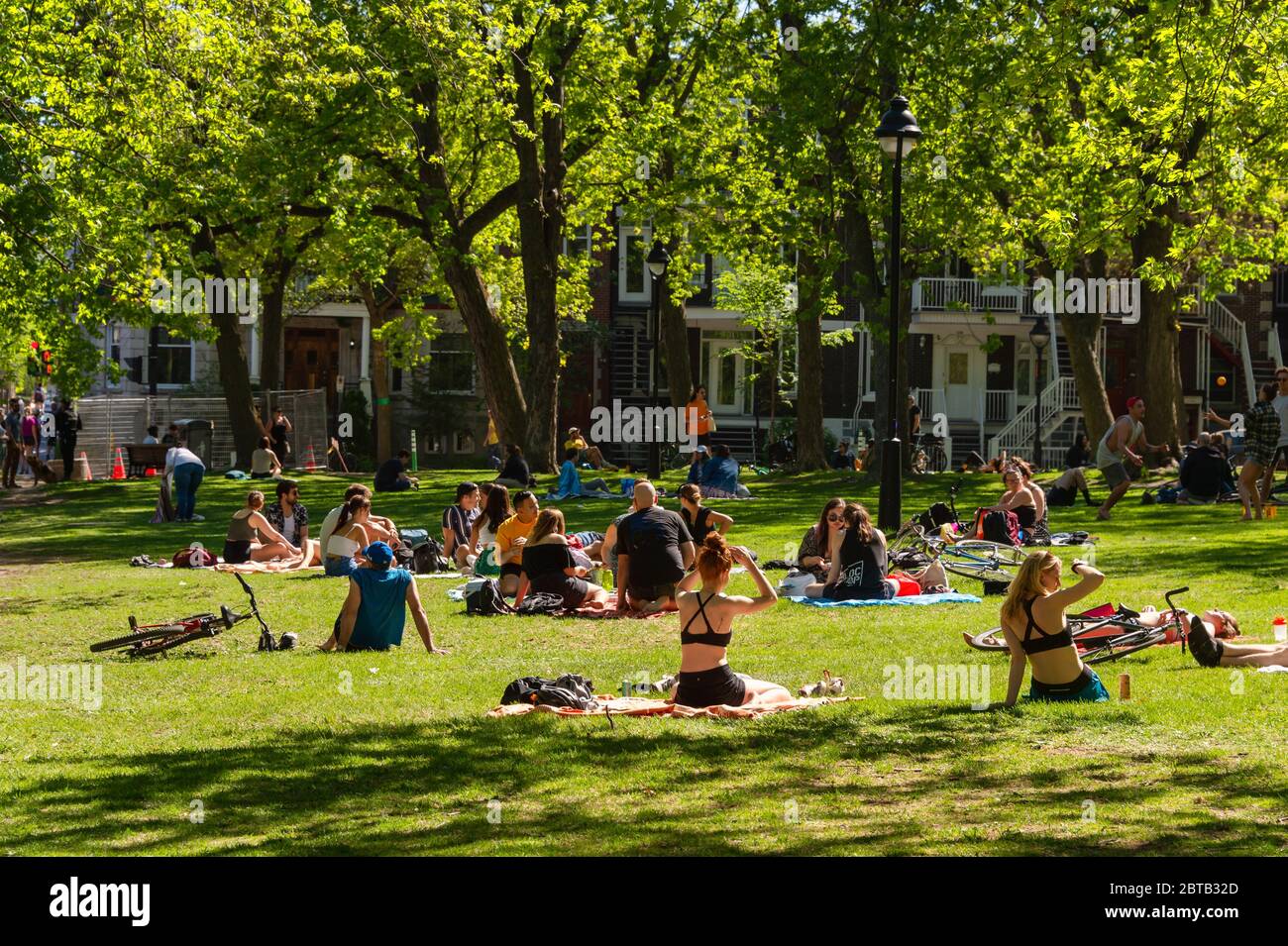 Montreal, CA - 23 maggio 2020 : persone che si riuniscono durante la pandemia di Coronavirus nel Laurier Park Foto Stock