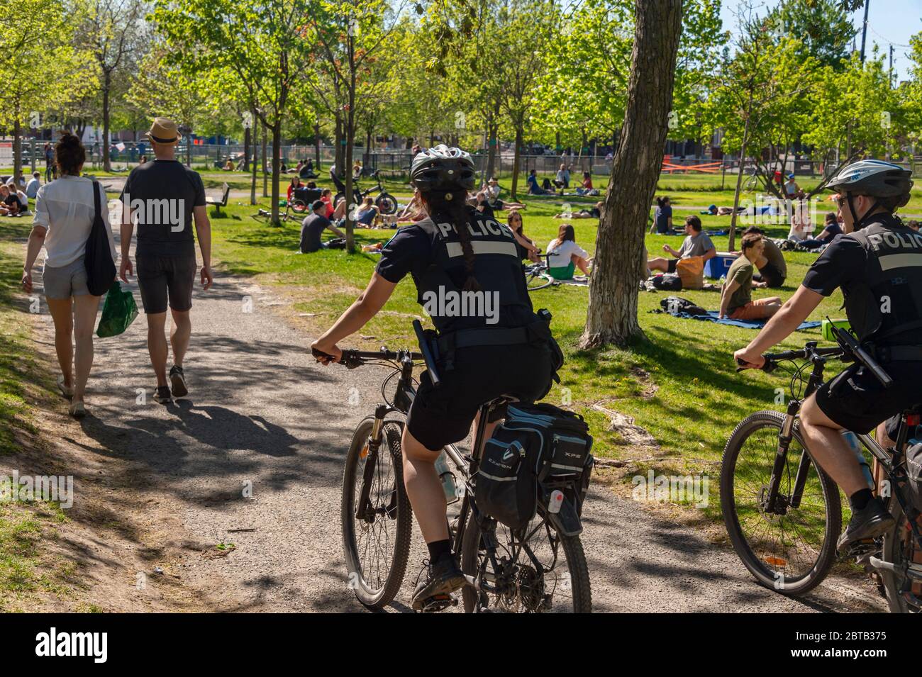 Montreal, Canada - 23 maggio 2020: Polizia pattuglia Laurier Park per far rispettare le leggi di distanza fisica del coronavirus Foto Stock