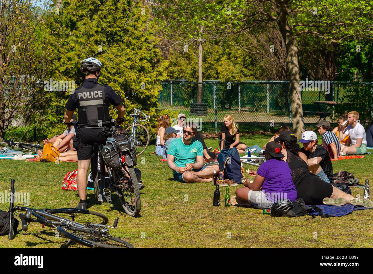 Montreal, Canada - 23 maggio 2020: Polizia pattuglia Laurier Park per far rispettare le leggi di distanza fisica del coronavirus Foto Stock