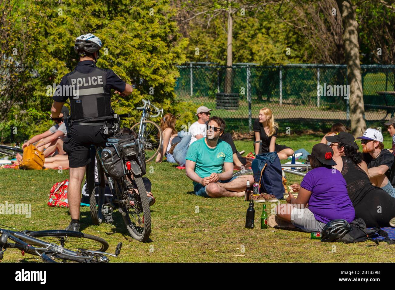 Montreal, Canada - 23 maggio 2020: Polizia pattuglia Laurier Park per far rispettare le leggi di distanza fisica del coronavirus Foto Stock