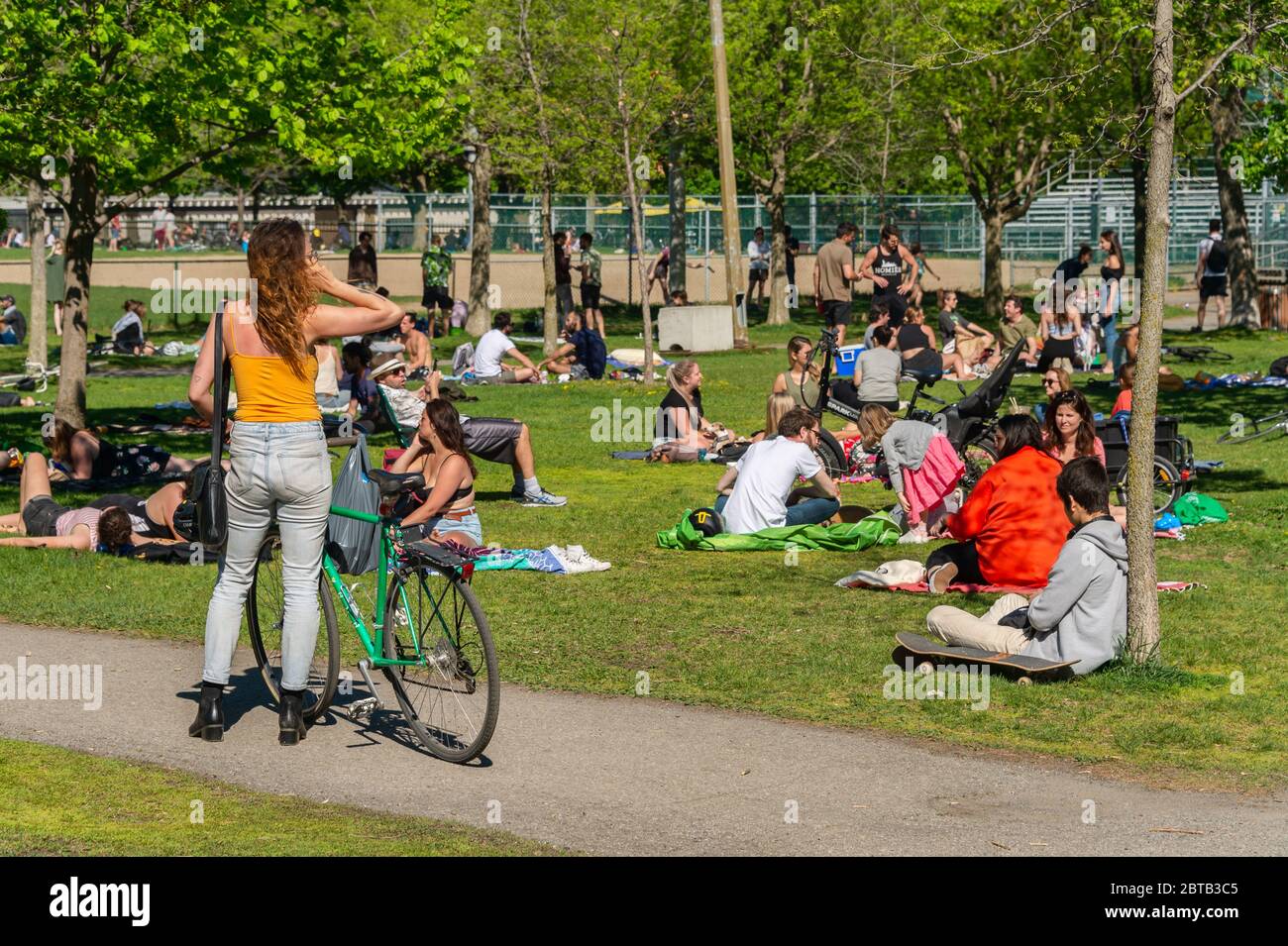 Montreal, CA - 23 maggio 2020 : persone che si riuniscono durante la pandemia di Coronavirus nel Laurier Park Foto Stock