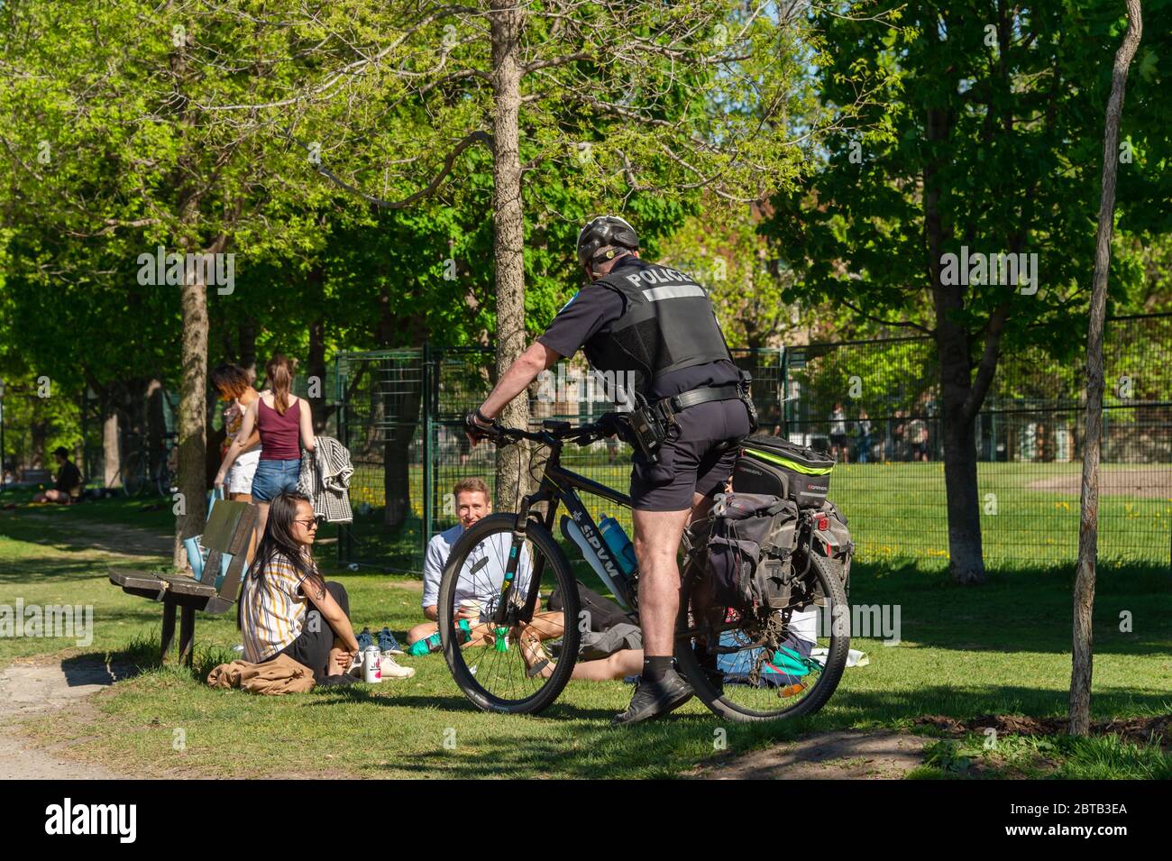 Montreal, Canada - 23 maggio 2020: Polizia pattuglia Laurier Park per far rispettare le leggi di distanza fisica del coronavirus Foto Stock