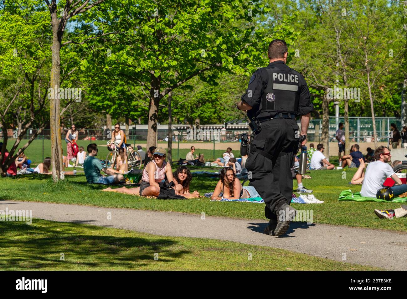 Montreal, Canada - 23 maggio 2020: Polizia pattuglia Laurier Park per far rispettare le leggi di distanza fisica del coronavirus Foto Stock