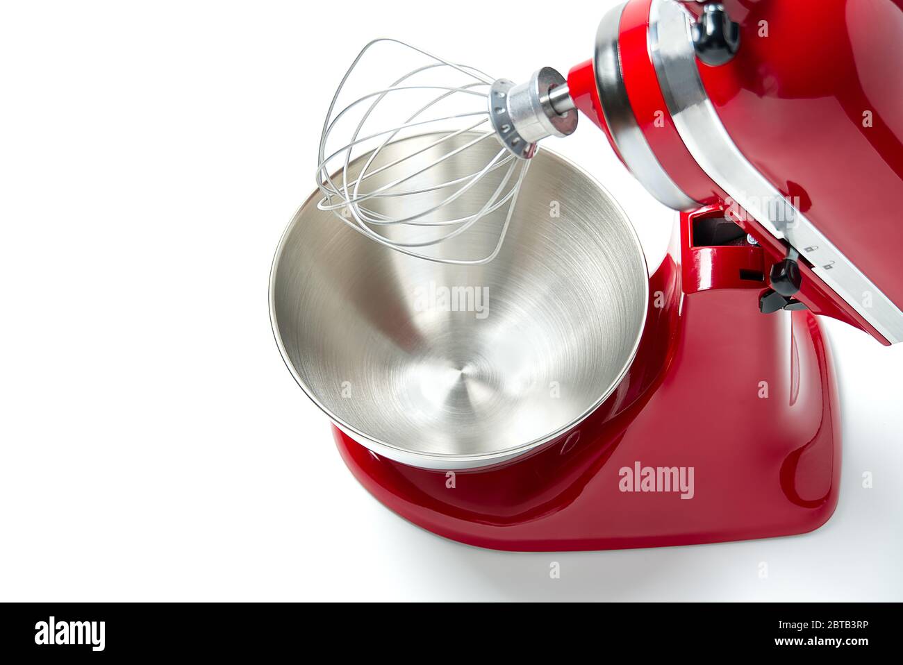 Elegante mixer rosso da cucina con percorso di ritaglio isolato su sfondo bianco. Miscelatore elettrico professionale in acciaio con frusta in metallo Foto Stock