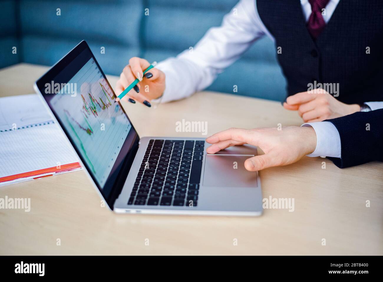 Lavoro al computer di casa e lavoro remoto Foto Stock