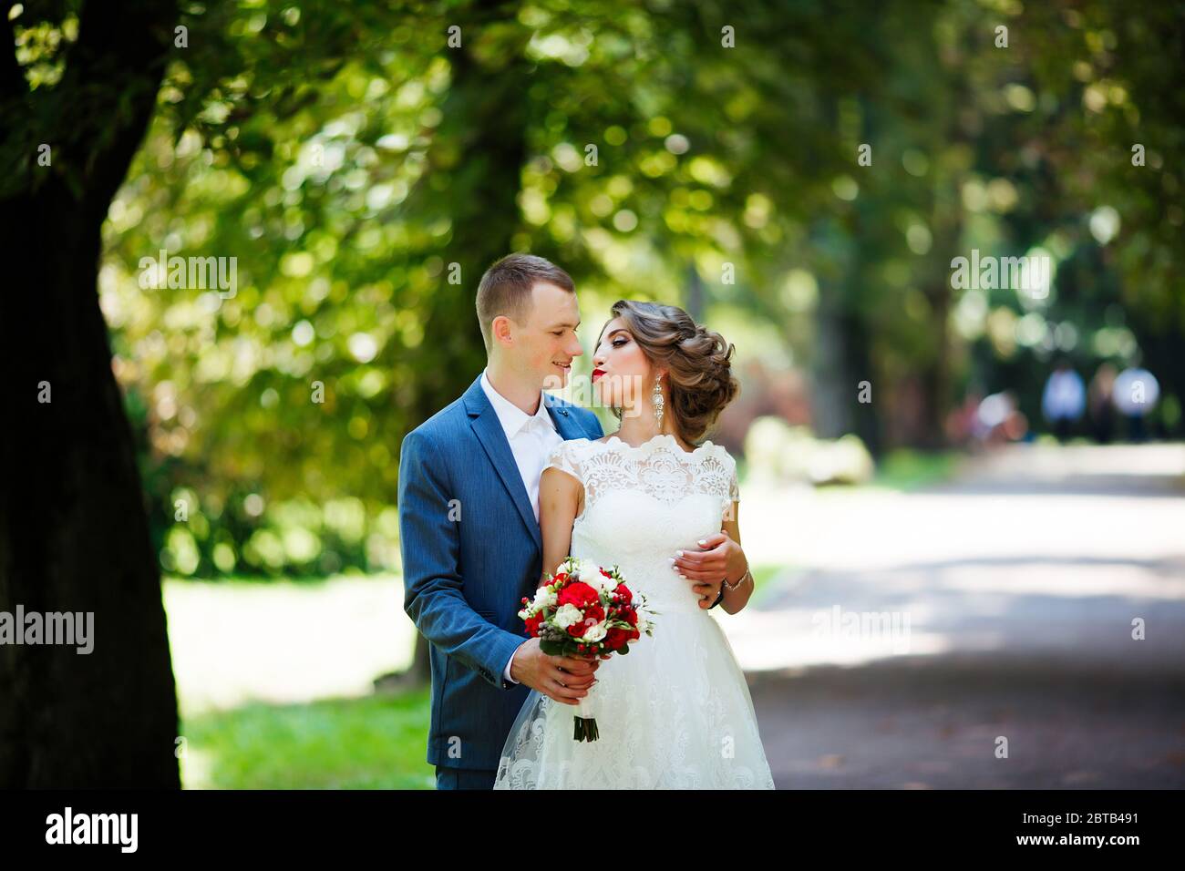 Coppia di nozze, sposi felici e marito abbracciano nel parco verde. Foto Stock