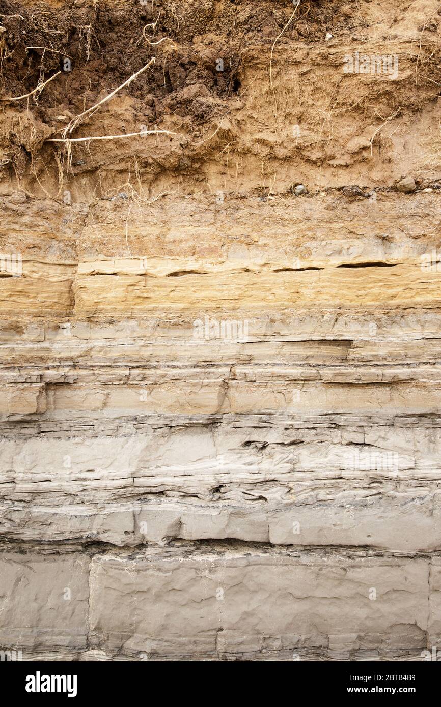 erosione su una scogliera a parete in happisburgh inghilterra mostrando strati diversi Foto Stock