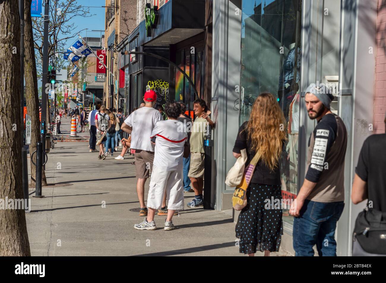 Montreal, CA - 23 Maggio 2020 : clienti in una linea esterna al negozio di liquori SAQ a Montreal Foto Stock