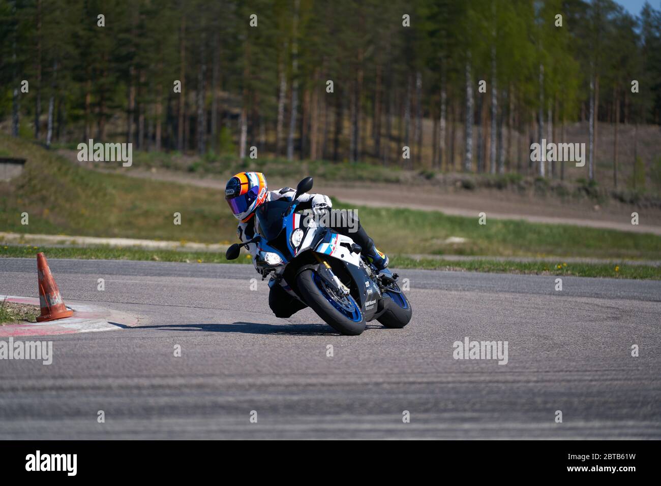 10-05-2020 Ropazi, Lettonia pratica motocicletta addentrandosi in una curva veloce in pista. Foto Stock