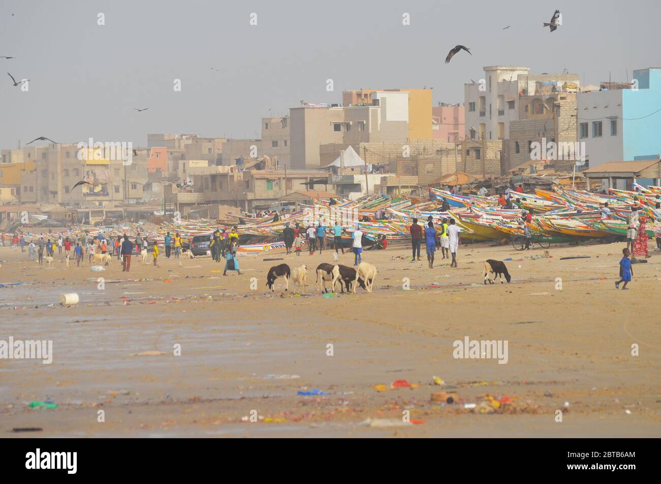 Yoff Beach, un sito di sbarco artigianale per la pesca e popoloso quartiere costiero a Dakar, Senegal Foto Stock