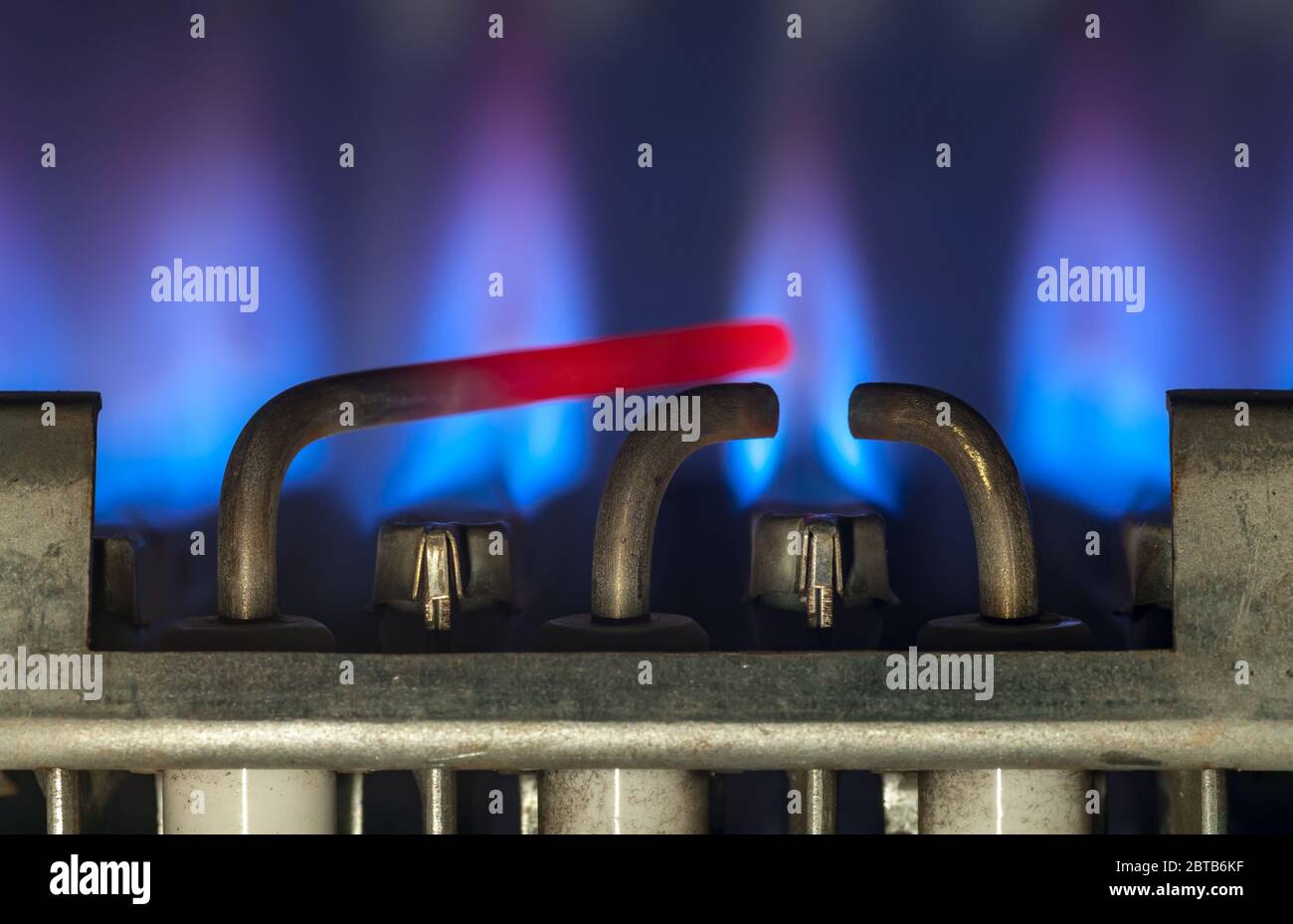 Bruciature di gas nel moderno scaldabagno. Primo piano. Messa a fuoco selettiva Foto Stock