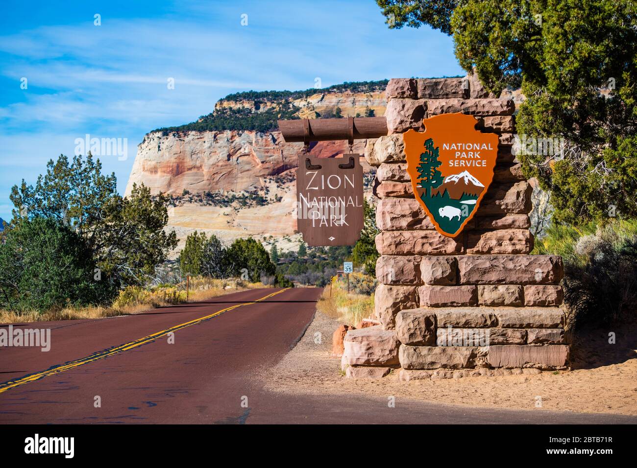 Zion National Park, Utah - 10 novembre 2017: Vista del cartello d'ingresso nel parco nazionale di Zion. Foto Stock