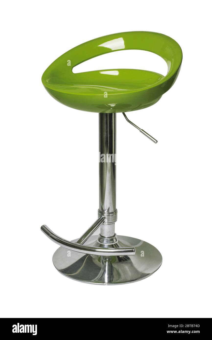 Sgabello con seduta in plastica verde isolato su sfondo bianco Foto Stock