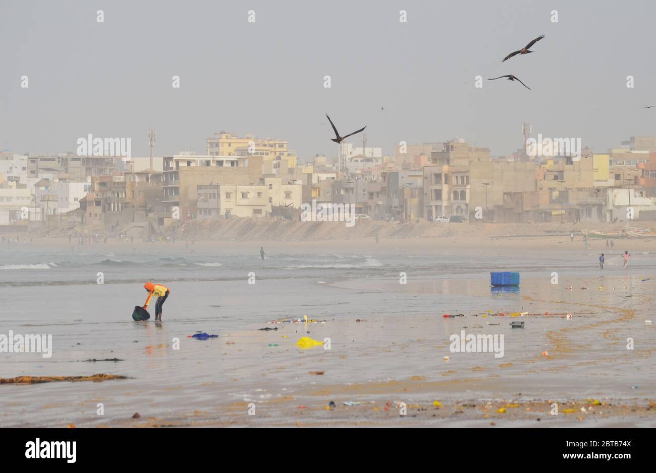 Yoff Beach, un sito di sbarco artigianale per la pesca e popoloso quartiere costiero a Dakar, Senegal Foto Stock