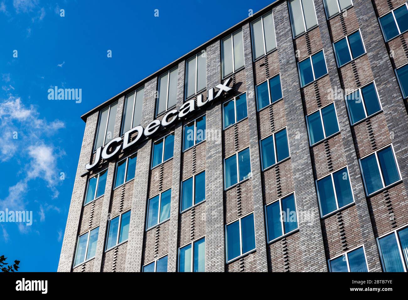 Amsterdam, Paesi Bassi - 9 settembre 2018: Sede centrale di JCDecaux, conosciuta per i suoi sistemi di pubblicità fermata bus, cartelloni, noleggio pubblico di biciclette sy Foto Stock