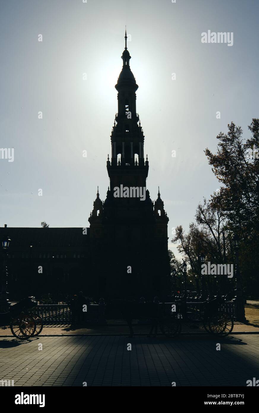 Parte dell'antica architettura torre e carrozza trainata da cavalli silhouette nera vista in Plaza de Espana vista in giornata di sole turistico famosa Place Spagna Foto Stock
