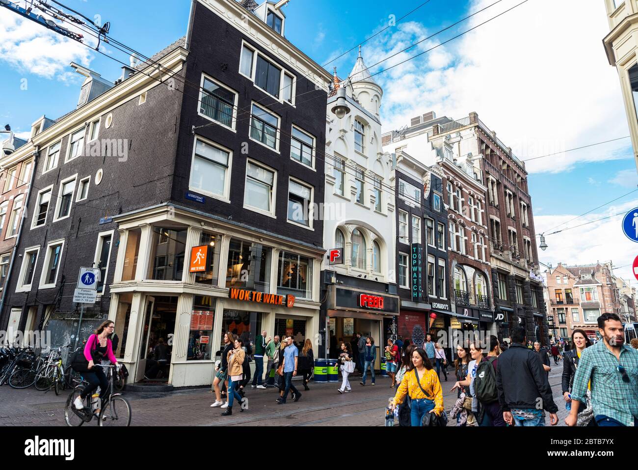 Amsterdam, Paesi Bassi - 9 settembre 2018: Via dello shopping con ristoranti e gente intorno a Leidsestraat Street, Amsterdam, Paesi Bassi Foto Stock