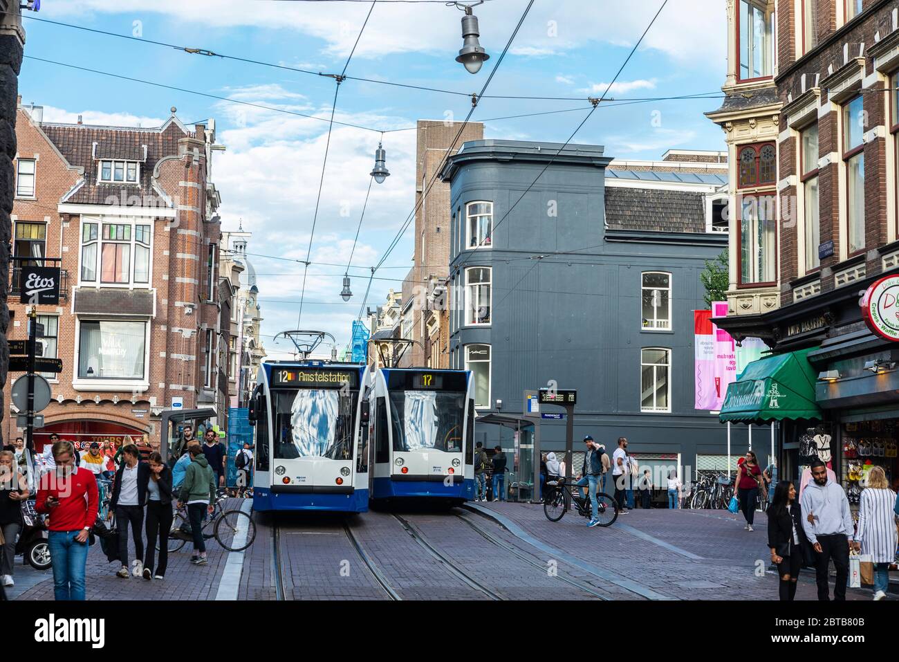 Amsterdam, Paesi Bassi - 9 settembre 2018: Due tram circolanti e persone che camminano in via Leidsestraat, Amsterdam, Paesi Bassi Foto Stock