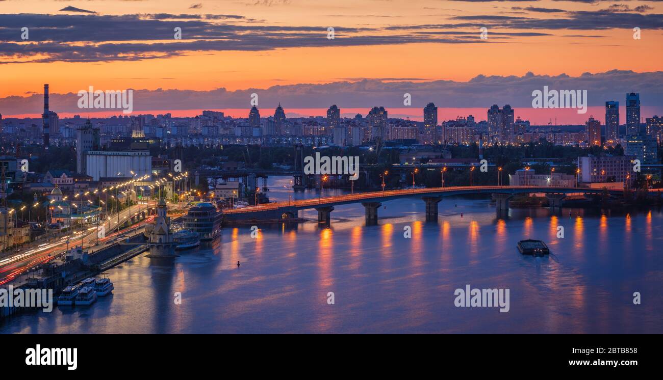 Vista del quartiere Podil di Kiev al tramonto dal Ponte pedonale. Foto Stock
